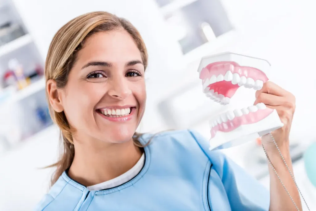 Dentysta Stomatolog omawiający etapy adaptacji do nowej protezy zębowej w pierwszych tygodniach
